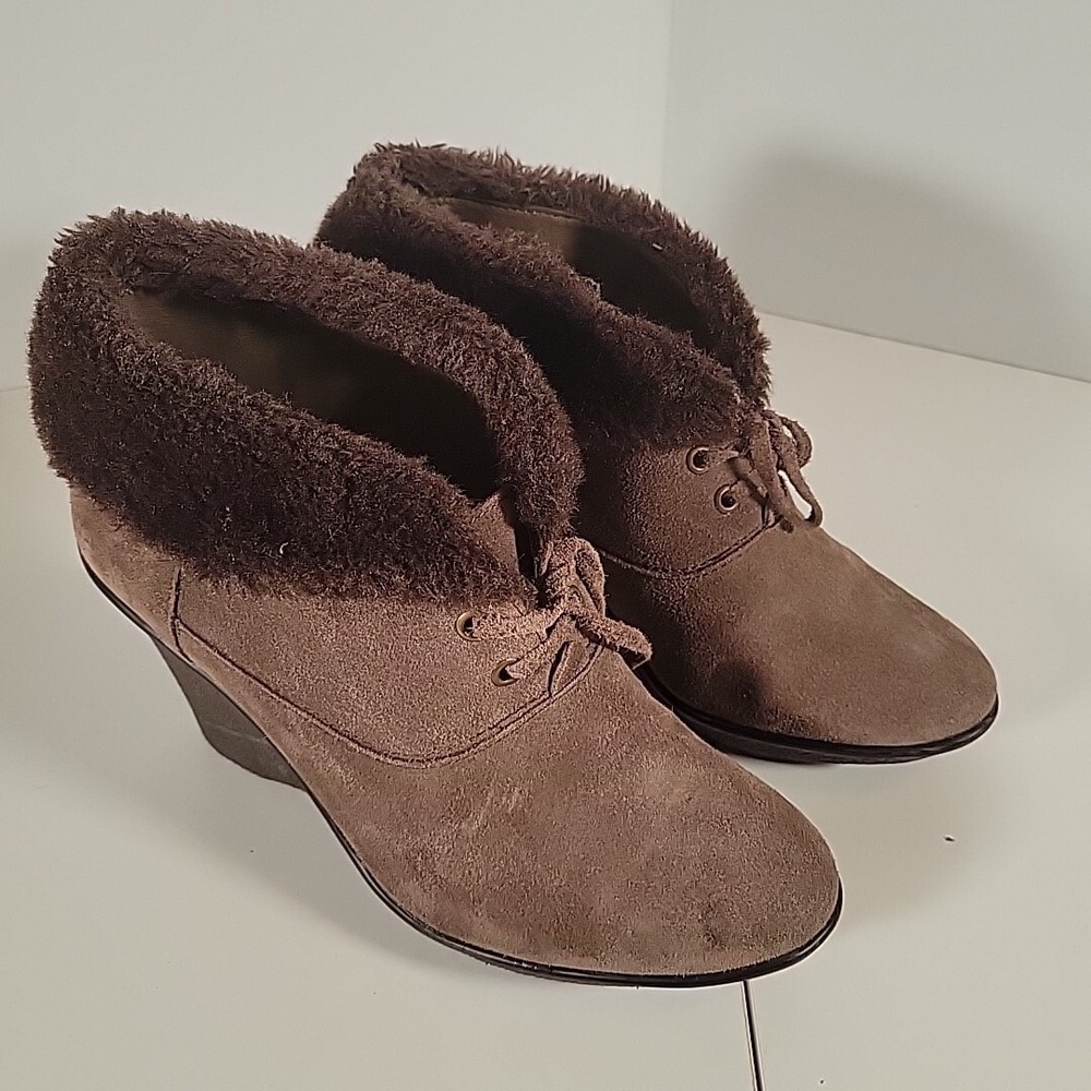 B. Makowsky Nellie Womens size 7 brown Suede Lace-up Faux Fur Trim wedge boots